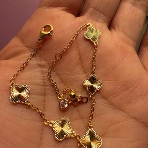 Elegant Gold Clover Bracelet